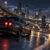 夜の都市高速を走るスポーツカーをリプレイ映像風に捉えたシーン