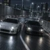 夜の都市高速で2台のスポーツカーが接近して競り合うSPバトル