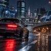 夜の都市高速を走る車と更新を象徴する光のライン。